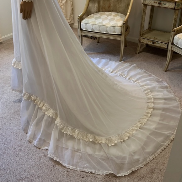 Vintage 1970s Long Sleeve Wedding Gown with Train Size Small Lace Daisy Details - Picture 5 of 15
